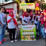 Kantor distributor Naturindo Blitar memberikan pelayanan kesehatan gratis dan minum jamu gratis dalam perayaan HUT Kodim 0808 Kota Blitar